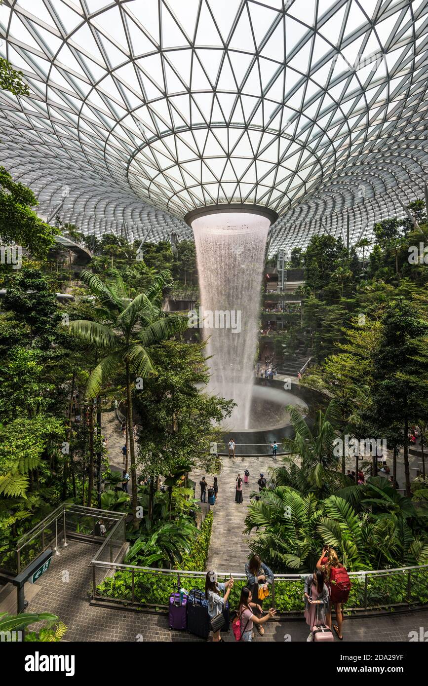 Singapour - 6 décembre 2019 : HSBC Rain Vortex est la plus grande chute d'eau intérieure au monde située à l'intérieur de l'aéroport de Jewal Changi à Singapour. Banque D'Images