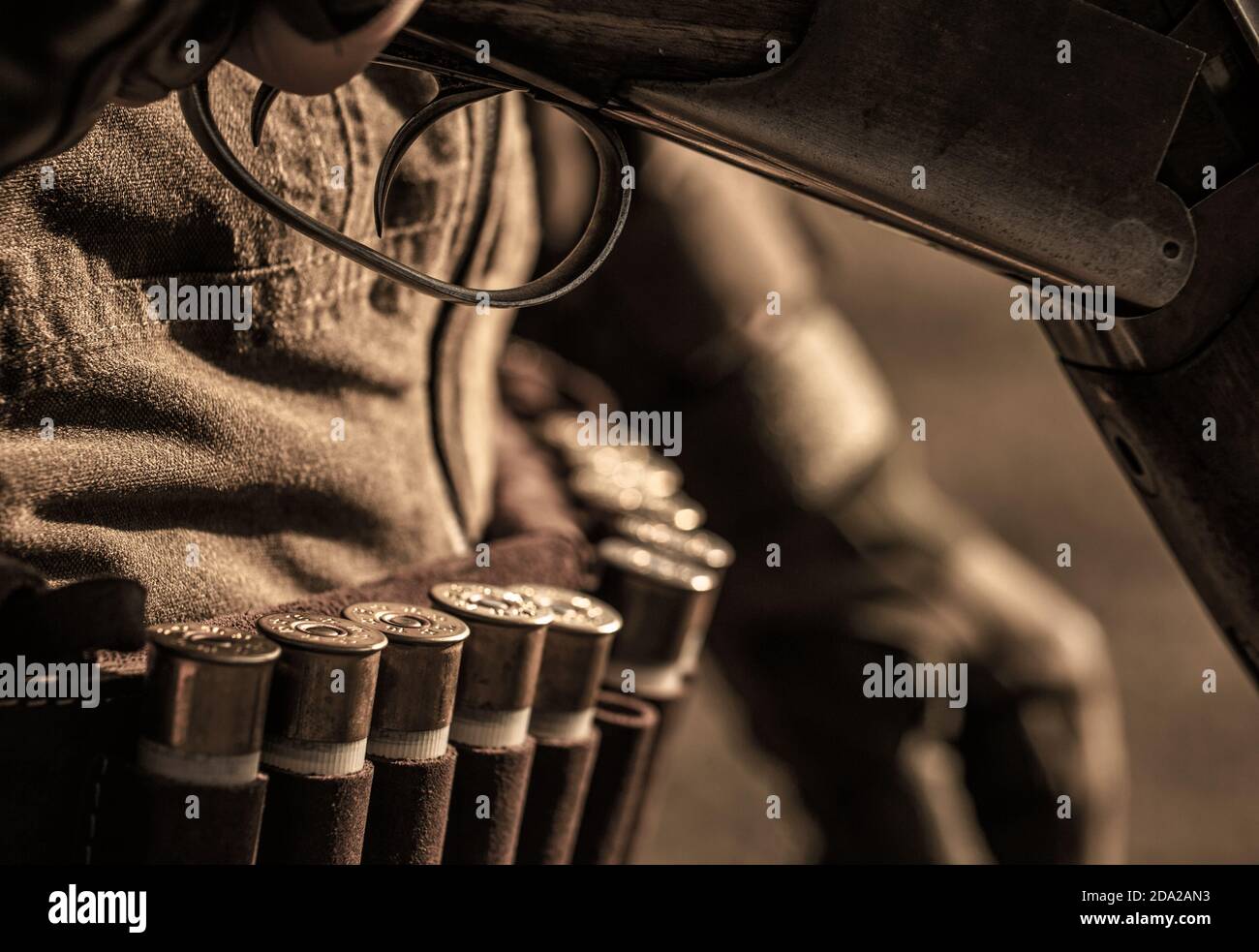 Balle de munitions. Chasseur de sexe masculin prêt à chasser avec un fusil de chasse. Gros plan sur les munitions. Munitions avec un pistolet, cartouches. Chasseur. L'homme charge un Banque D'Images