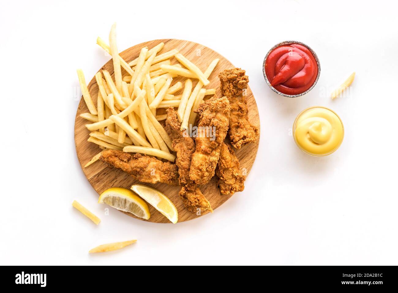 Poisson et frites. Filet de poisson frits et frites isolées sur fond blanc avec sauces. Cuisine traditionnelle de rue britannique, vue sur le dessus, copie Banque D'Images