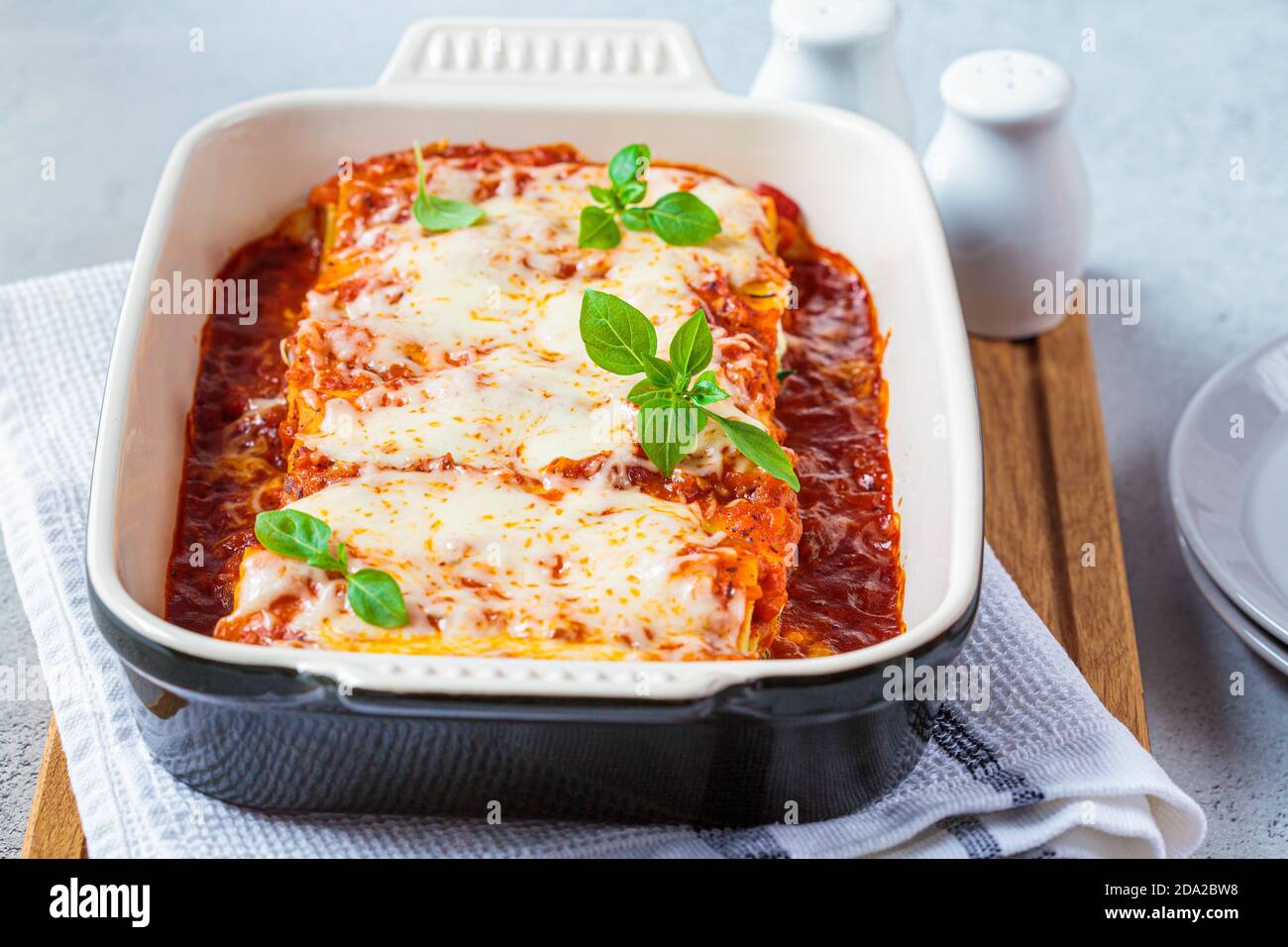 Cannelloni traditionnel à la ricotta et aux épinards dans un plat en céramique. Cuisine italienne. Banque D'Images