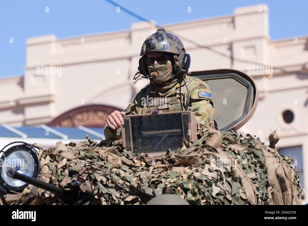 Soldat australien en uniforme de camouflage assis dans un char blindé pendant Parade de jour d'Anzac Banque D'Images