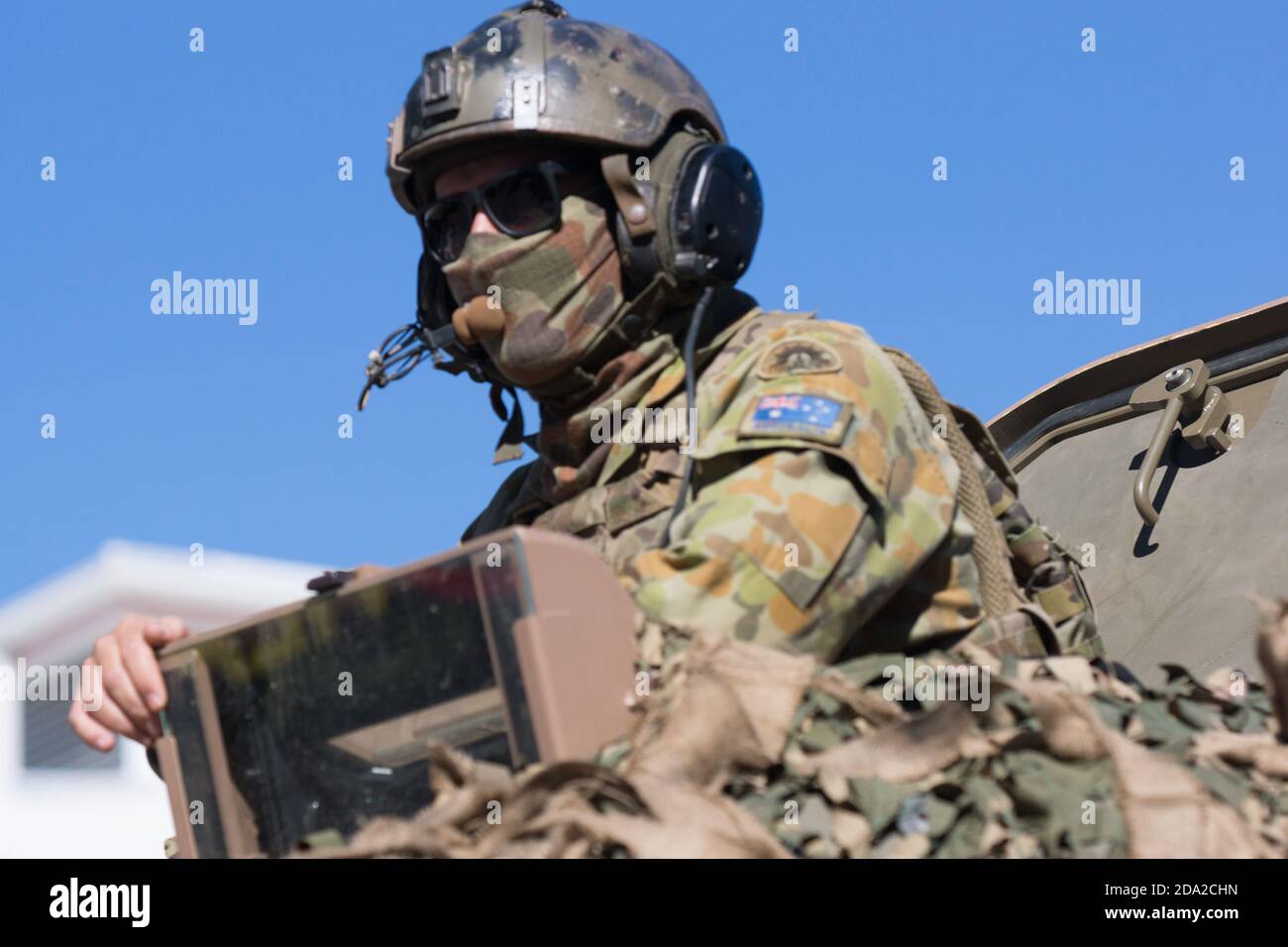 Soldat australien en uniforme de camouflage assis dans un char blindé pendant Parade de jour d'Anzac Banque D'Images