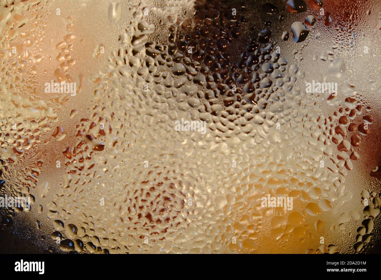Gouttes d'eau sur un couvercle en verre chaud, arrière-plan condensé Banque D'Images