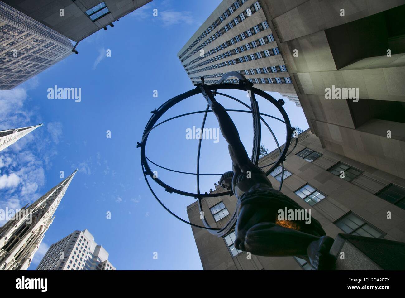 Statue de bronze Atlas au Rockefeller Center, dans la cour de l'International Building, dans Midtown Manhattan à New York, États-Unis Banque D'Images