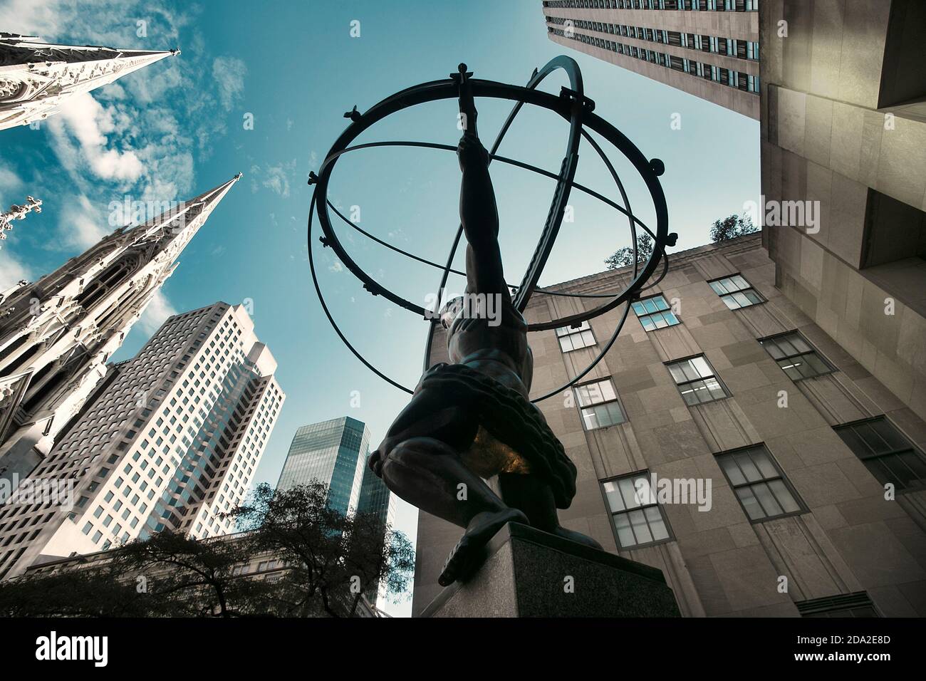 Statue de bronze Atlas au Rockefeller Center, dans la cour de l'International Building, dans Midtown Manhattan à New York, États-Unis Banque D'Images