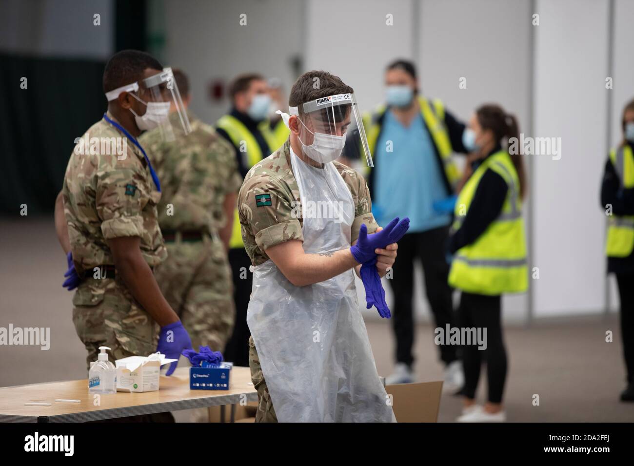 Les membres des forces armées en service dans un établissement du Wavertree tennis Centre de Liverpool attendent que les membres du public arrivent pour être testés pour la COVID-19. L'emplacement a été utilisé pour le premier programme de tests de masse à l'échelle de la ville où le grand public pouvait se porter volontaire. On espérait que la moitié de la population de la ville participe à l'initiative soutenue par le gouvernement britannique qui devait durer deux semaines et coïncidait avec le deuxième confinement national en Angleterre. Banque D'Images