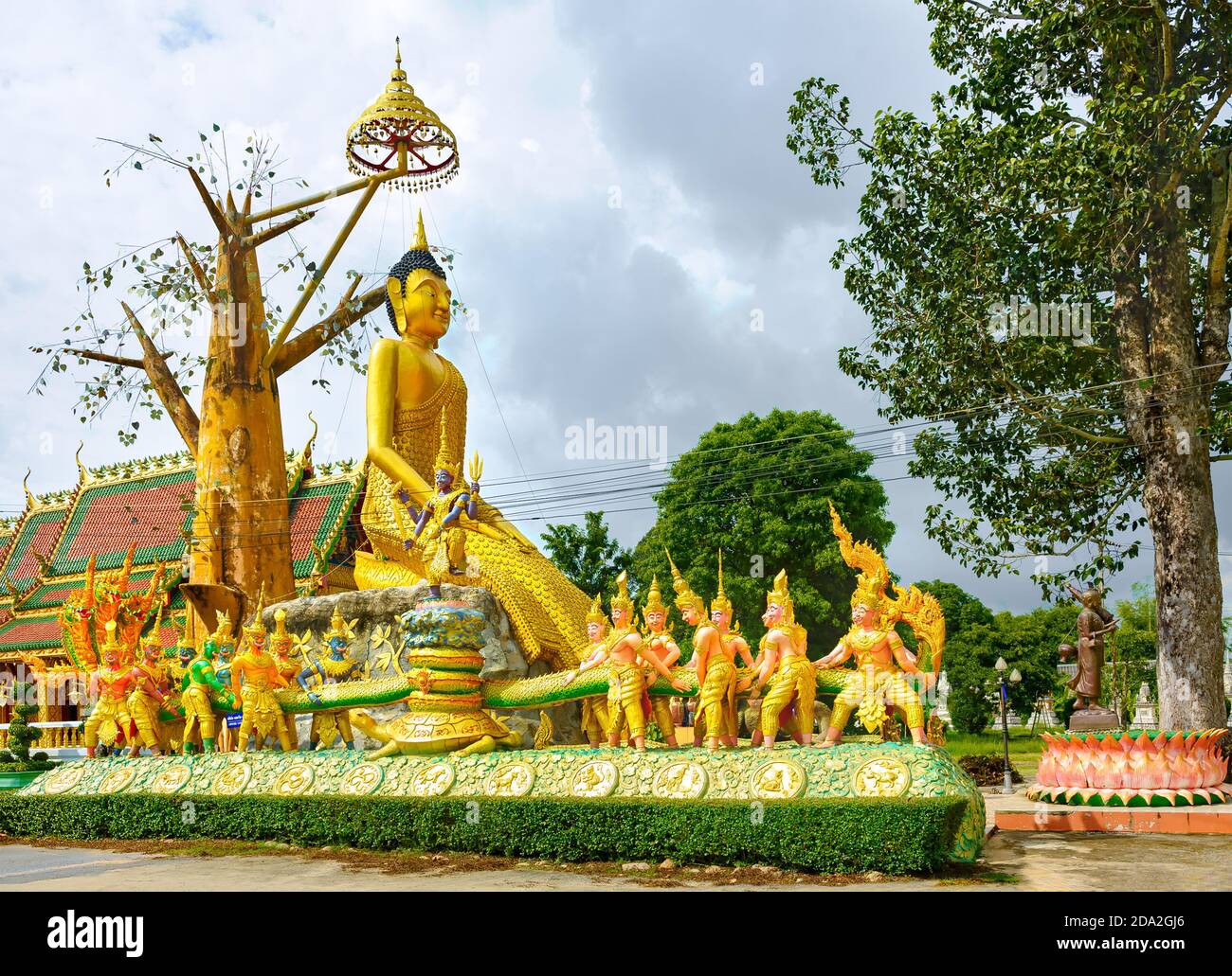 Nakhon Nayok, Thaïlande – 3 octobre 2020 : sculpture du bouddha assis entre des hommes et des démons faisant un remorqueur de guerre avec un serpent à trois têtes. Banque D'Images Nakhon Nayok, Thaïlande – 3 octobre 2020 : sculpture du bouddha assis entre des hommes et des démons faisant un remorqueur de guerre avec un serpent à trois têtes. Banque D'Images