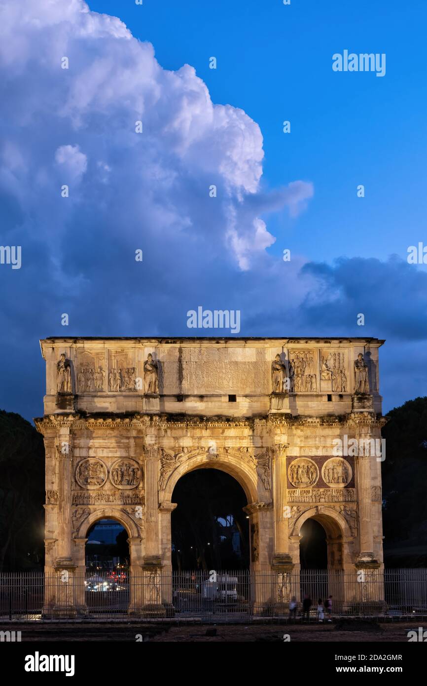 Arc de Constantine (Arco di Costantino) au crépuscule à Rome, Italie. Site historique de la ville depuis AD 315, arche triomphale dédiée à l'empereur Constantin Banque D'Images