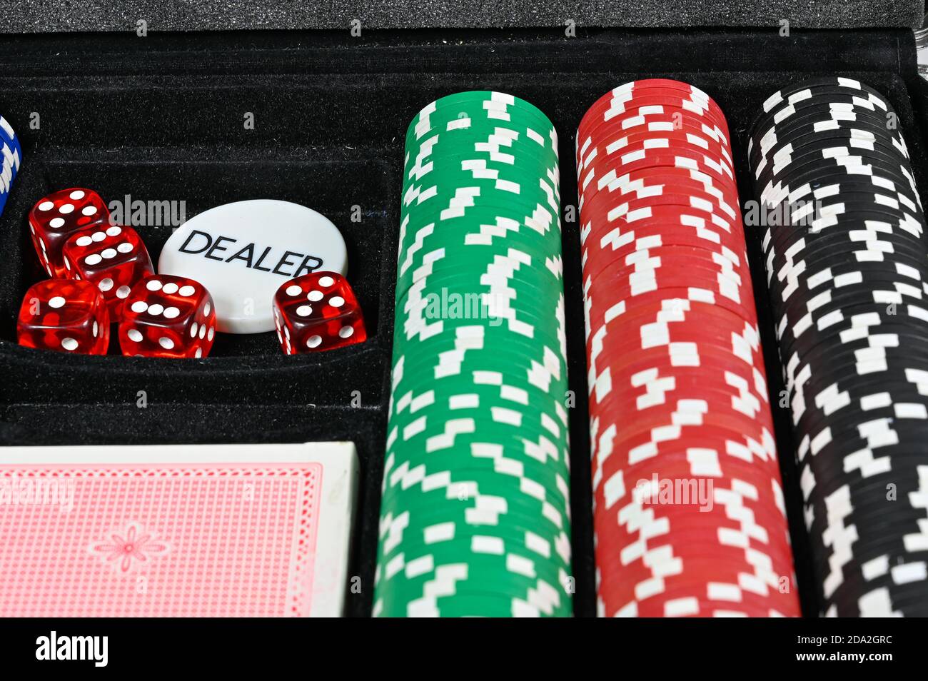 jeu de poker et jeu avec dés et marqueurs Banque D'Images
