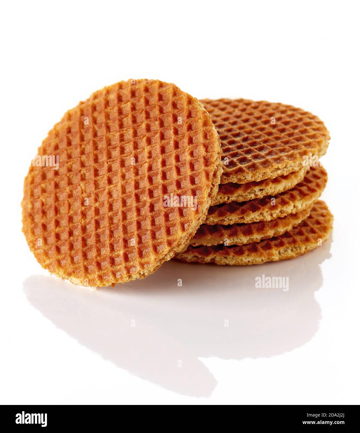 Tas de stropwafels hollandais avec caramel et miel isolés arrière-plan blanc Banque D'Images