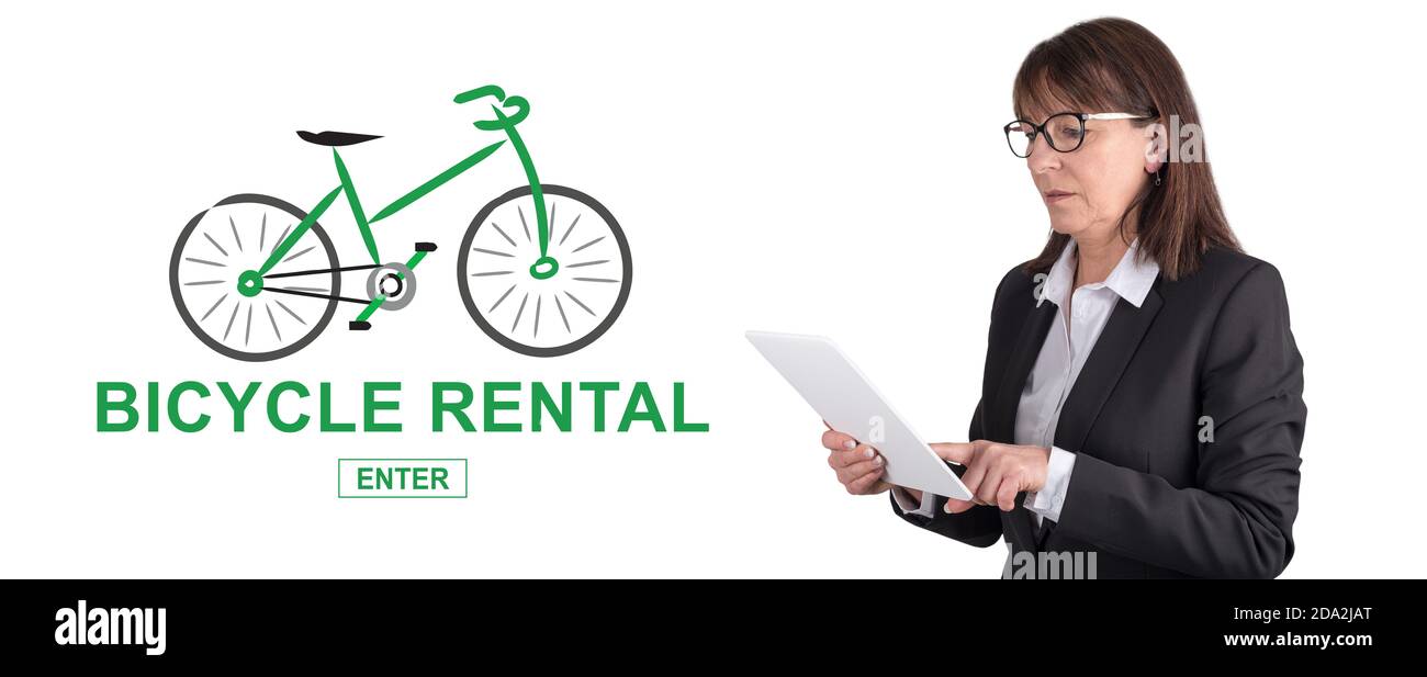Femme utilisant une tablette numérique avec le concept de location de vélos sur fond Banque D'Images