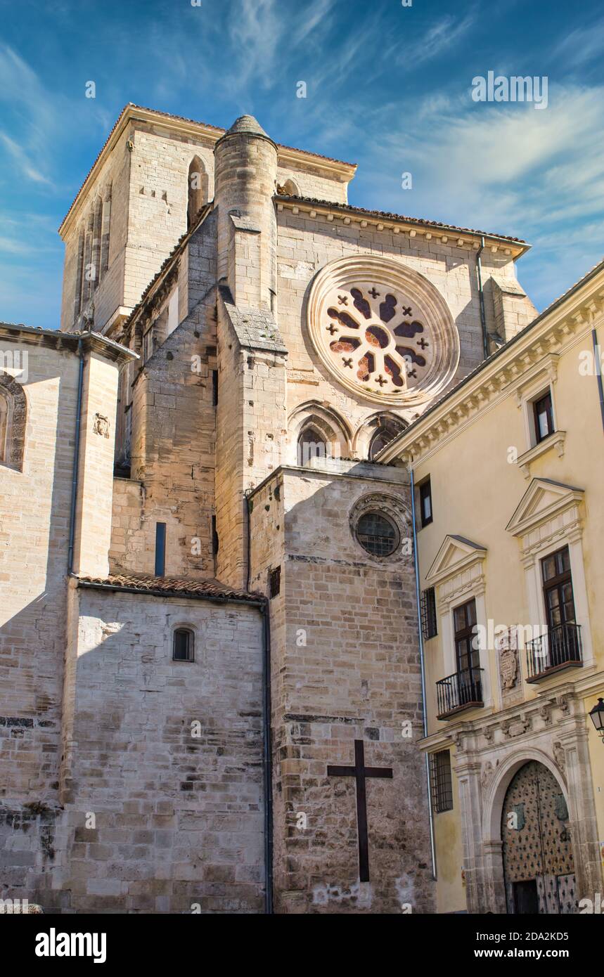 Côté cathédrale de Cuenca, croix sur le mur de pierre et entrée au diocèse de la ville Banque D'Images