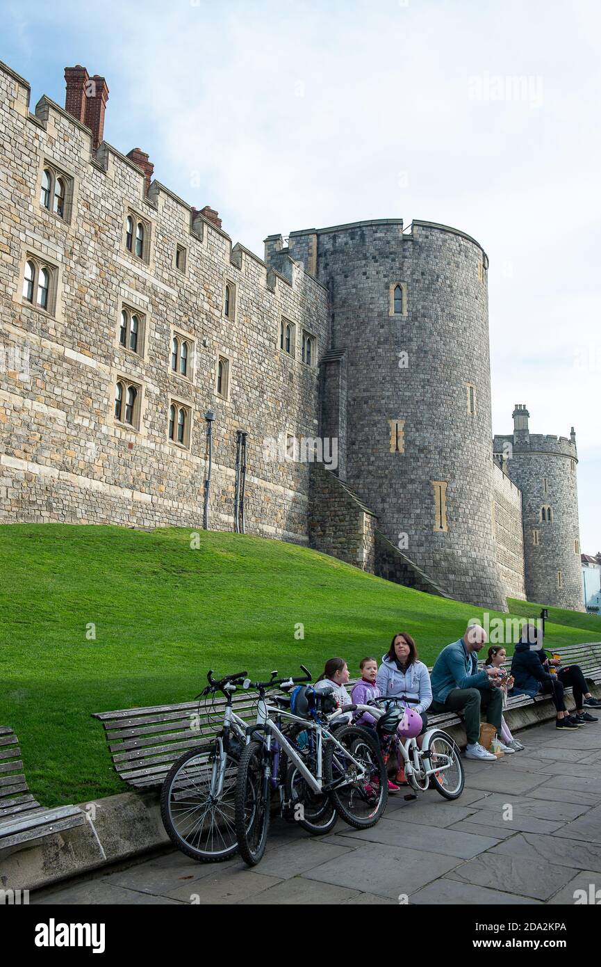 Windsor, Berkshire, Royaume-Uni. 7 novembre 2020. Windsor a été beaucoup plus occupée aujourd'hui le troisième jour du nouveau confinement du coronavirus Covid-19. Beaucoup plus de magasins et de cafés étaient ouverts que lors du premier confinement. Crédit : Maureen McLean/Alay Banque D'Images