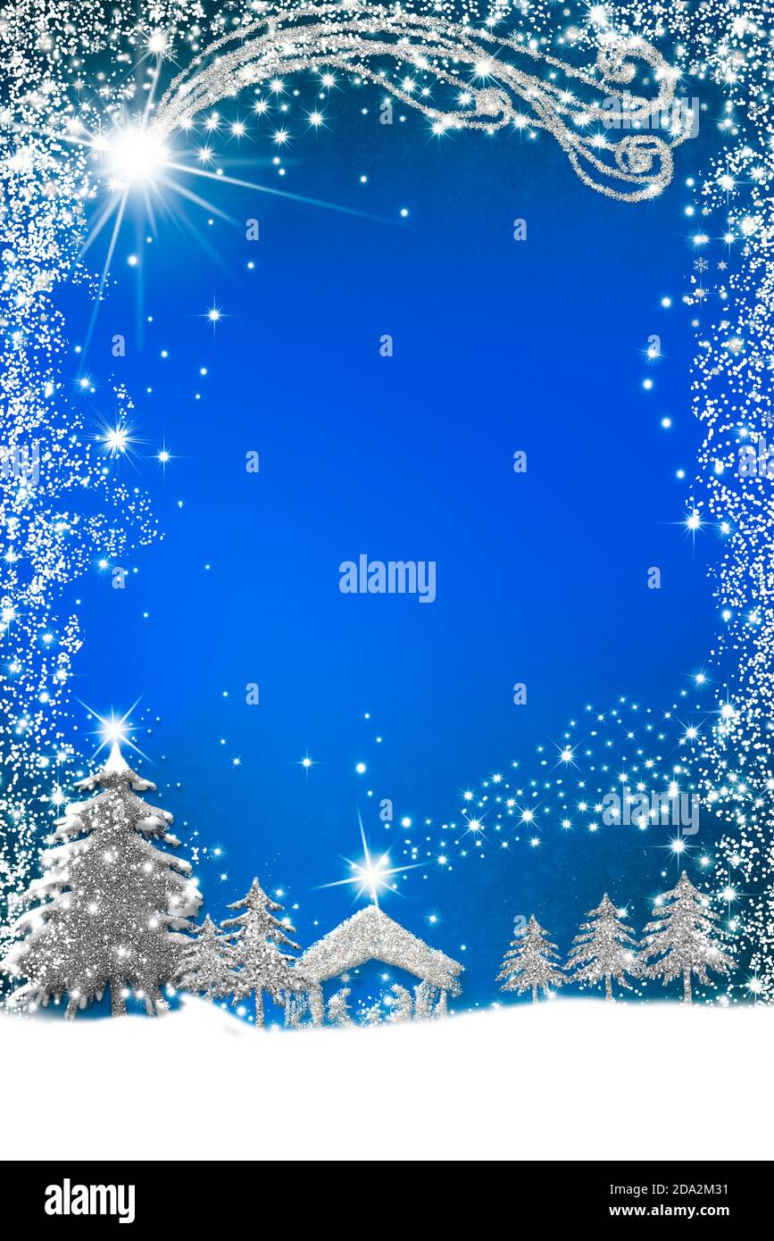 Cartes de voeux pour la Nativité de Noël, dessin abstrait à main levée simple de la Nativité, paysage enneigé avec paillettes argentées sur un dos de papier bleu Banque D'Images