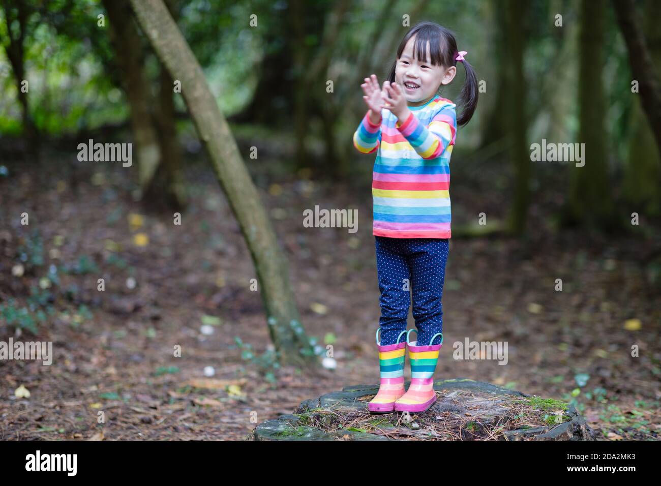 jeune fille jouant dans le parc forestier d'été Banque D'Images