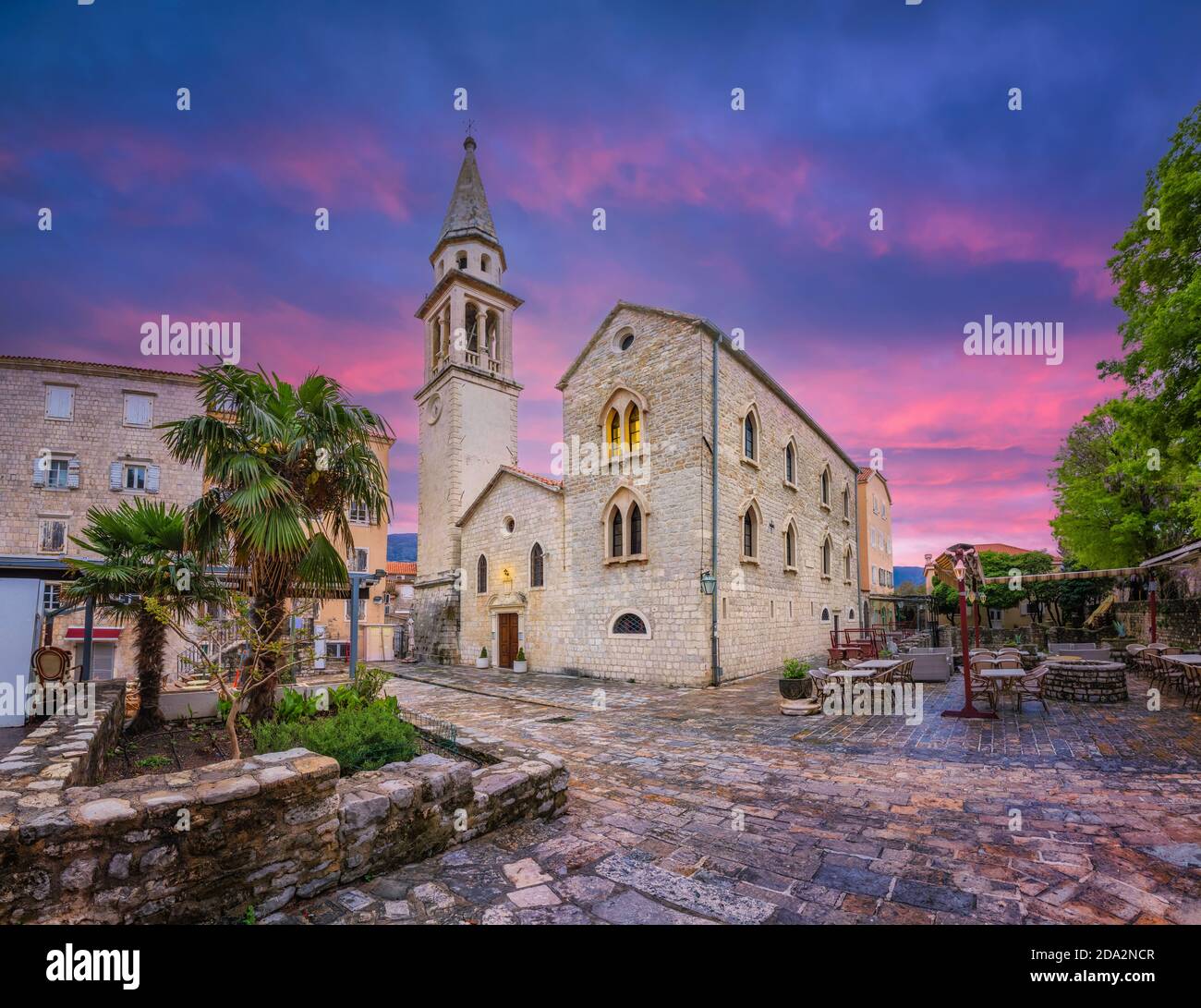 Vieille ville de Budva, Monténégro. Image HDR de l'église Saint Ivan Banque D'Images