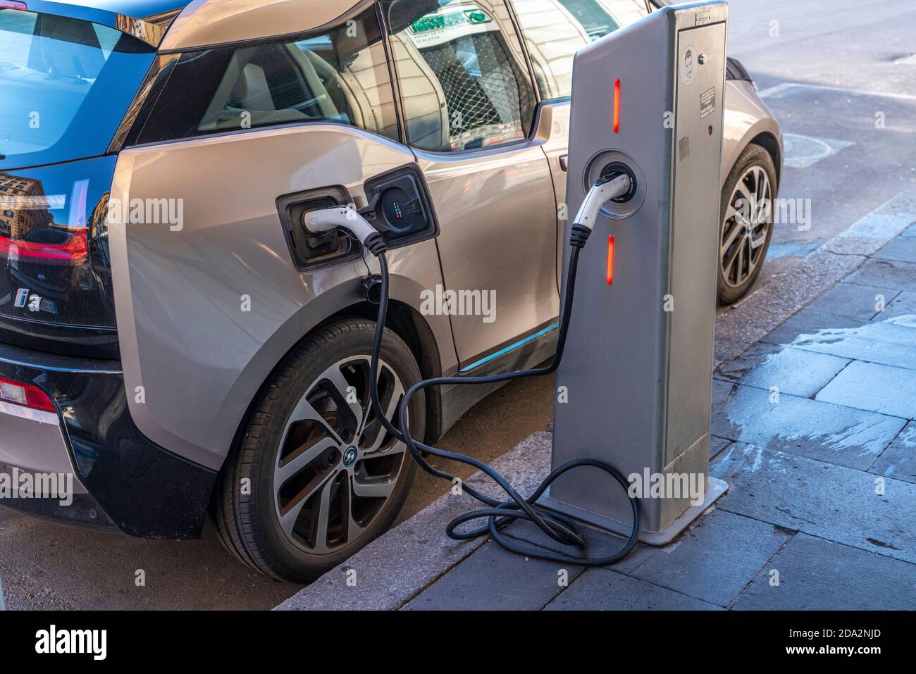 Brancher l'alimentation au véhicule électrique pour charger la batterie. Carburant EV brancher la voiture hybride. Rome, Latium, Italie, Europe Banque D'Images