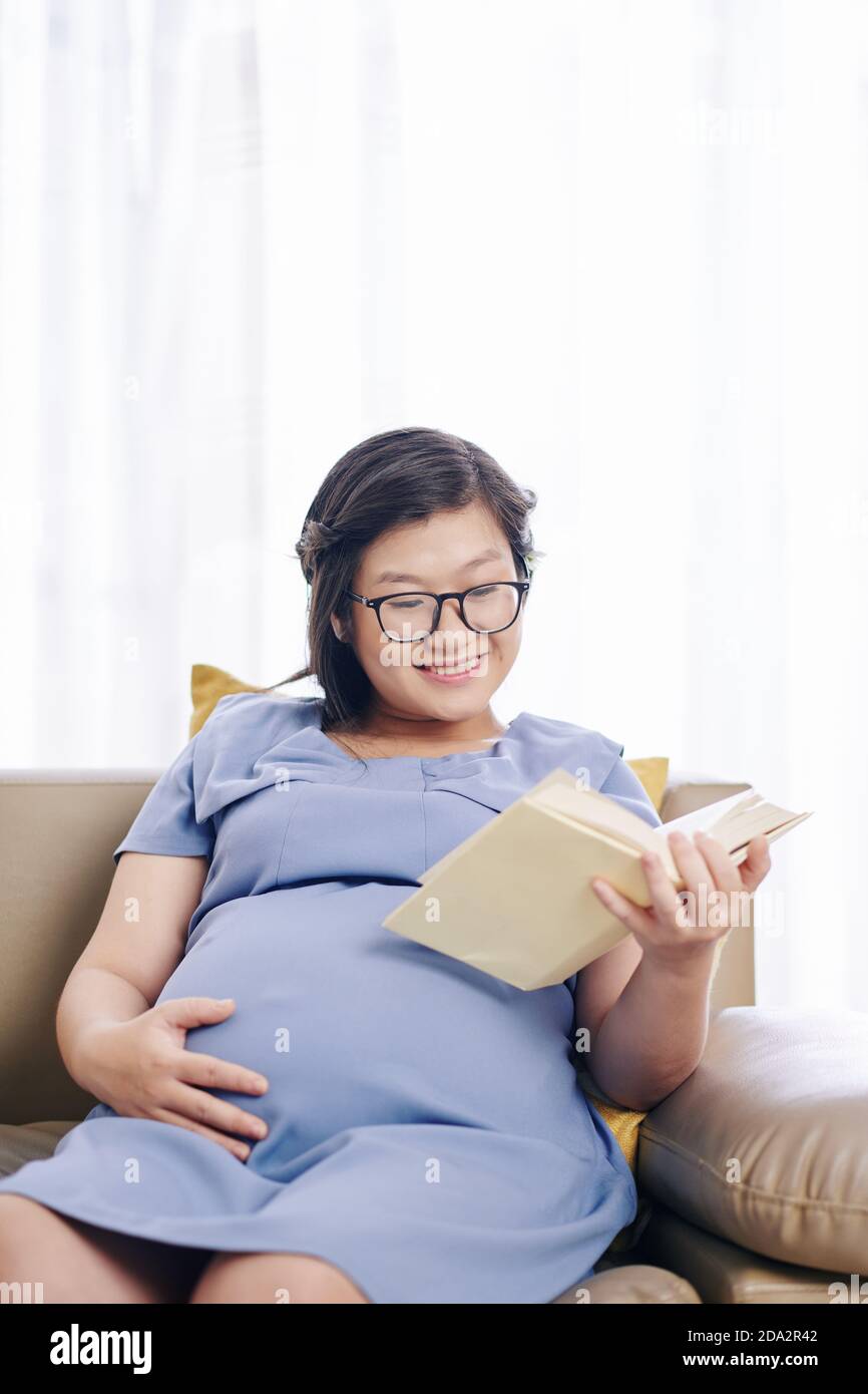 Pregnant woman reading Banque D'Images