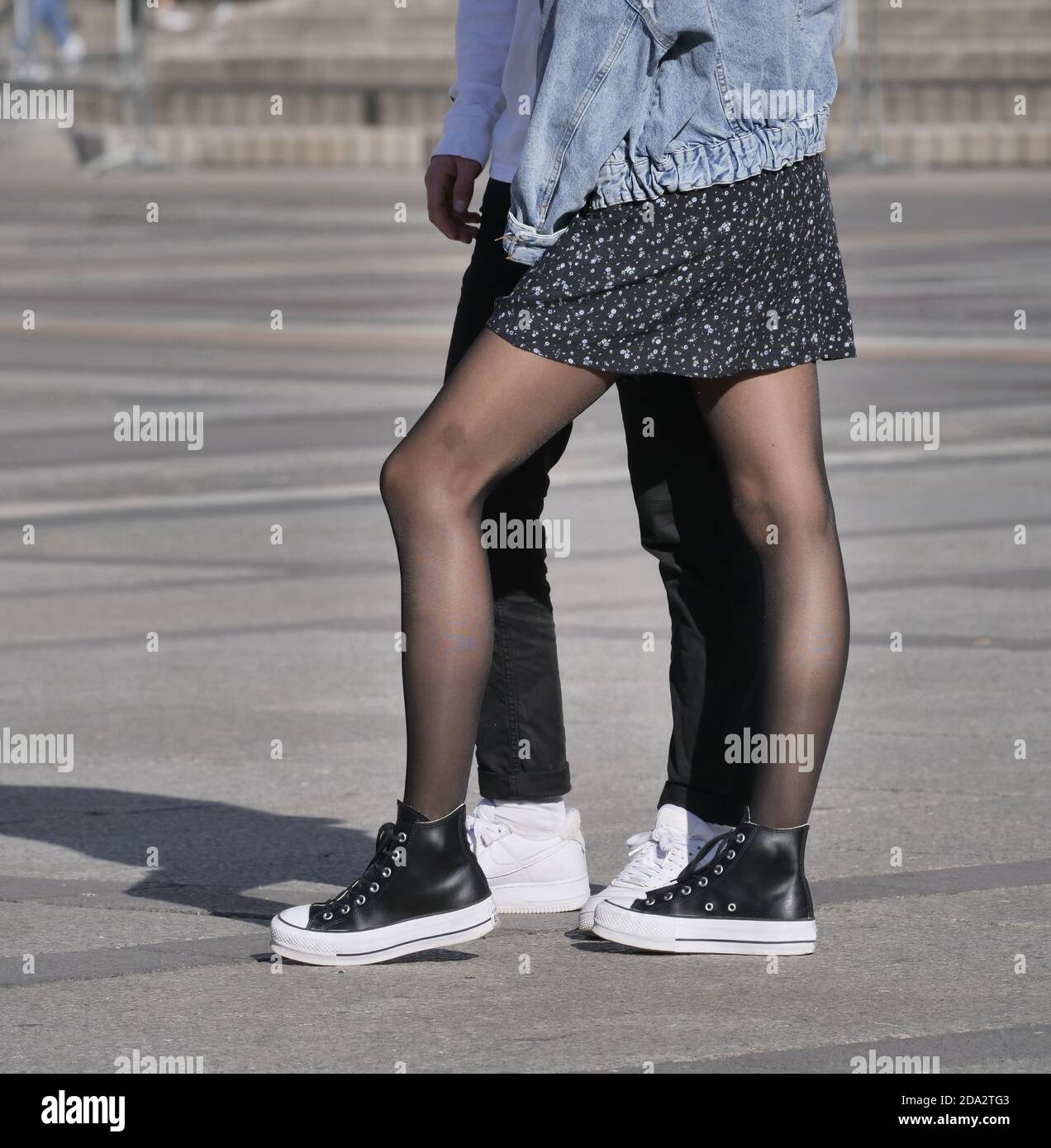 Fille en minijupe et pantyhose noir à la place du Duomo, Milan, Lombardie, Italie Banque D'Images