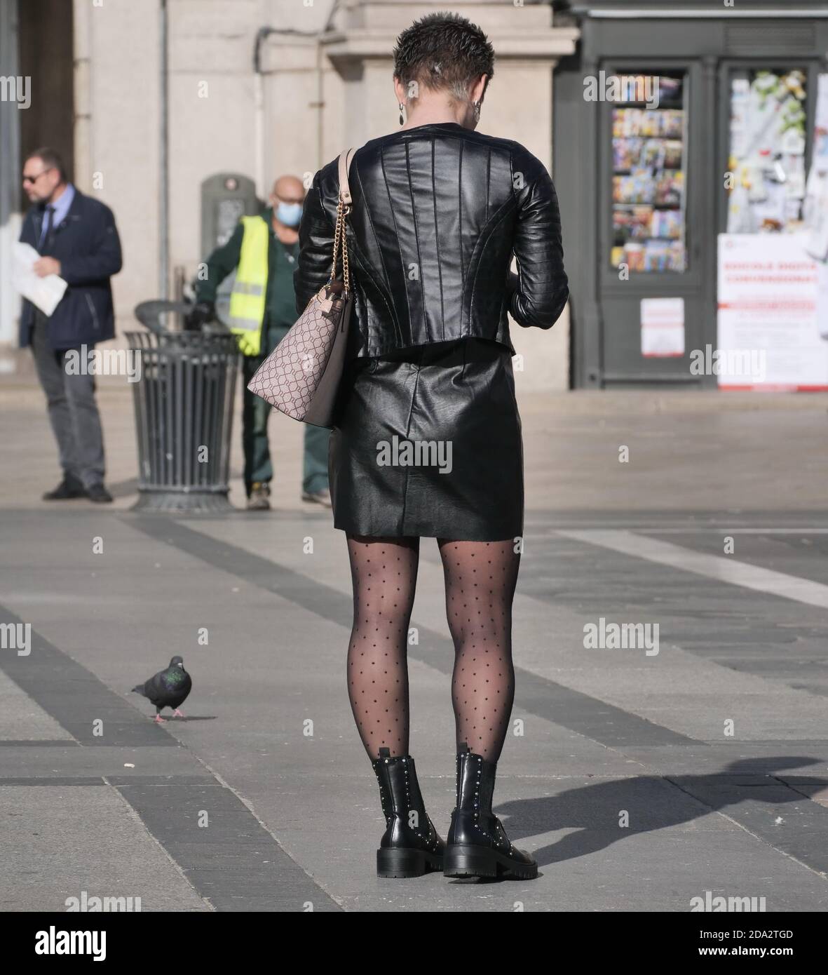 Fille en minijupe et pantyhose noir à la place du Duomo, Milan, Lombardie, Italie Banque D'Images