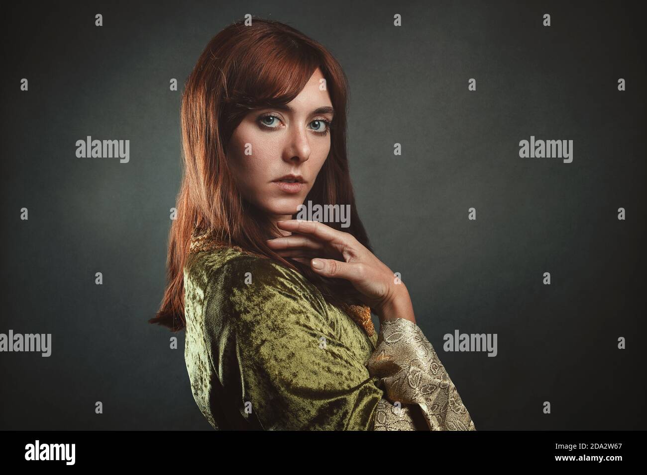 Belle femme aux cheveux rouges. Portrait de studio Banque D'Images