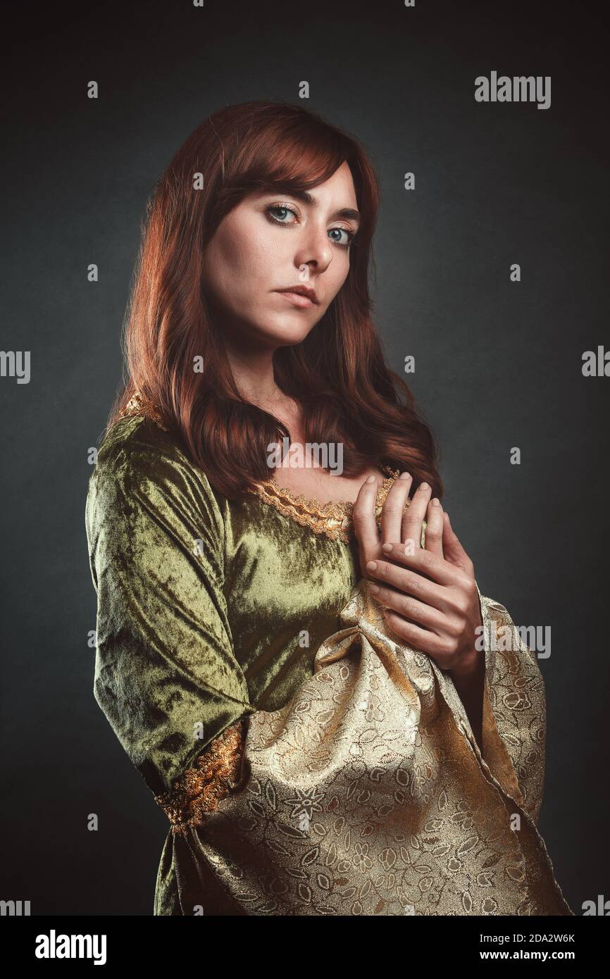 Belle femme en robe médiévale verte. Portrait de studio Banque D'Images
