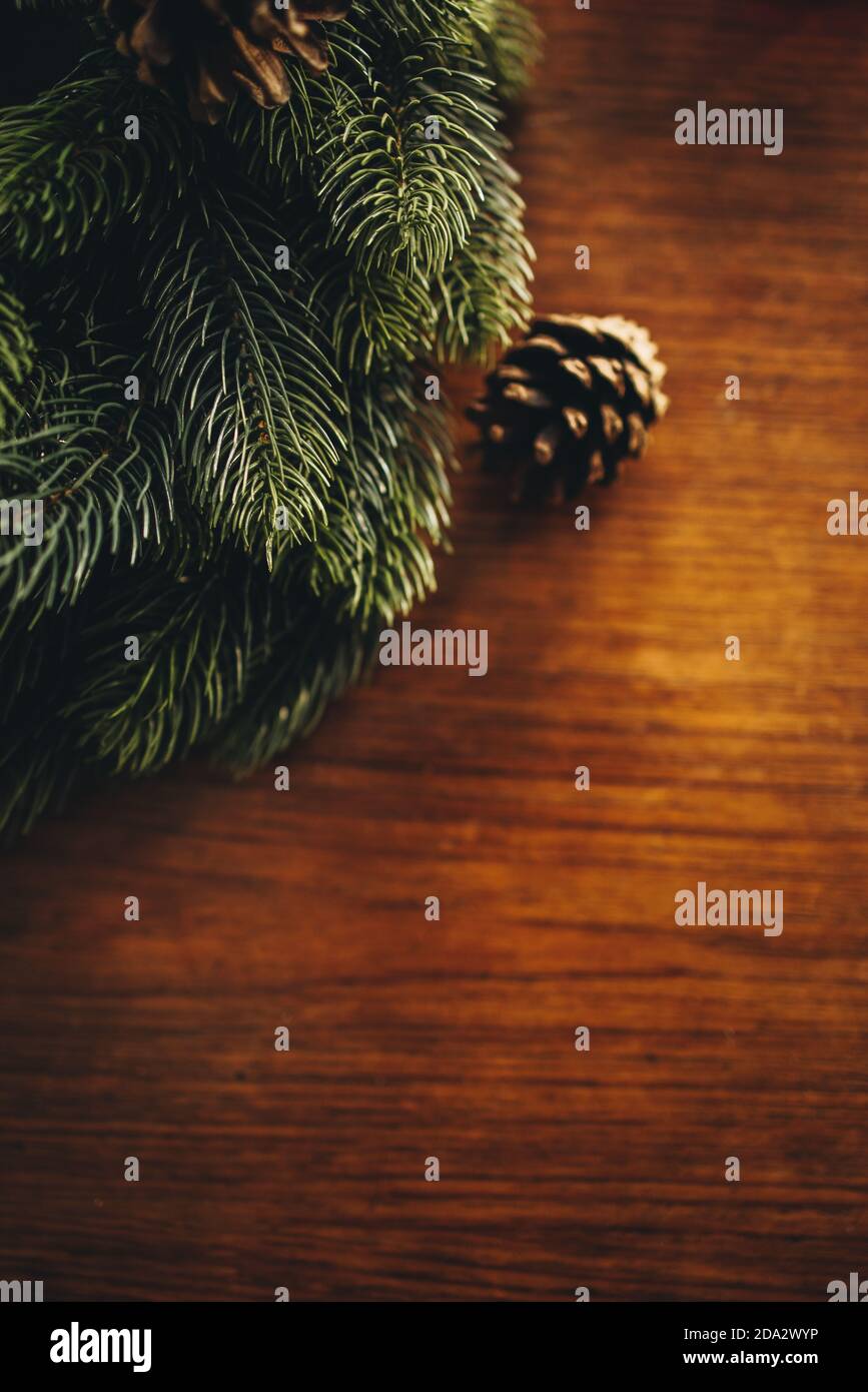 Couronne de l'AVENT et cône de pin sur fond en bois. Décoration de Noël sur une table. Banque D'Images