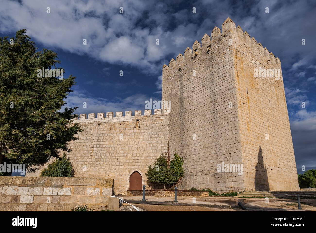 château roman et ciel nuageux et orageux Banque D'Images