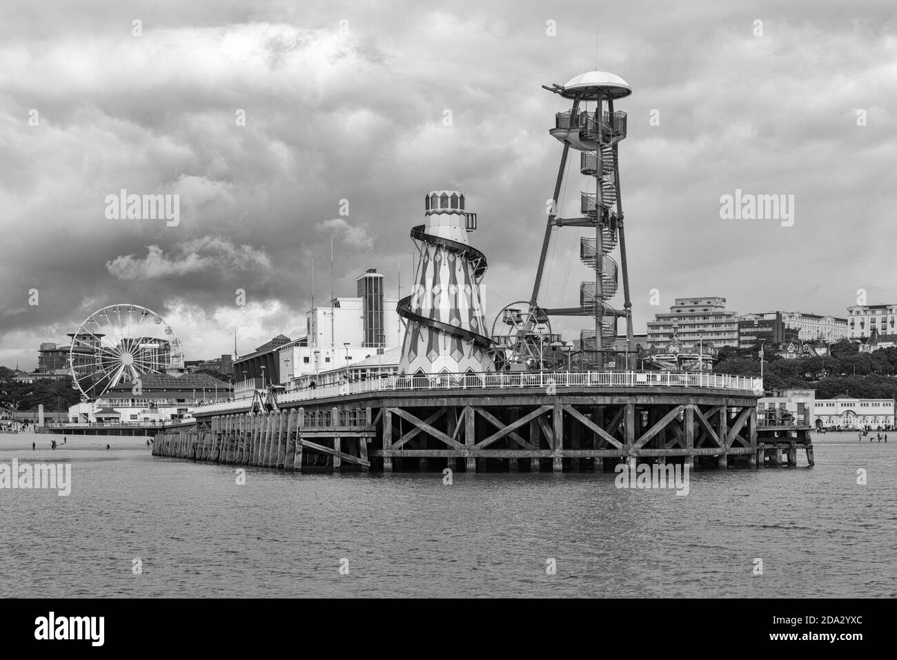 Bournemouth Pier avec Helter Skelter et Pier Zip Launch Tower, vue de la mer, Bournemouth, Dorset UK en octobre - noir et blanc monochrome B&W. Banque D'Images