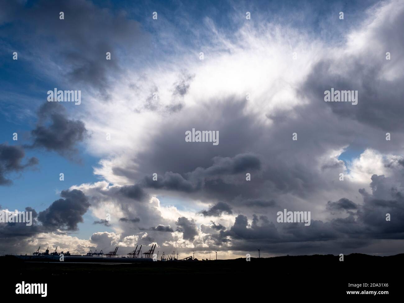 Nuages de tempête et de pluie qui donnent sur la mer d'Irlande depuis la plage et la côte de Liverpool et de Sefton. Banque D'Images