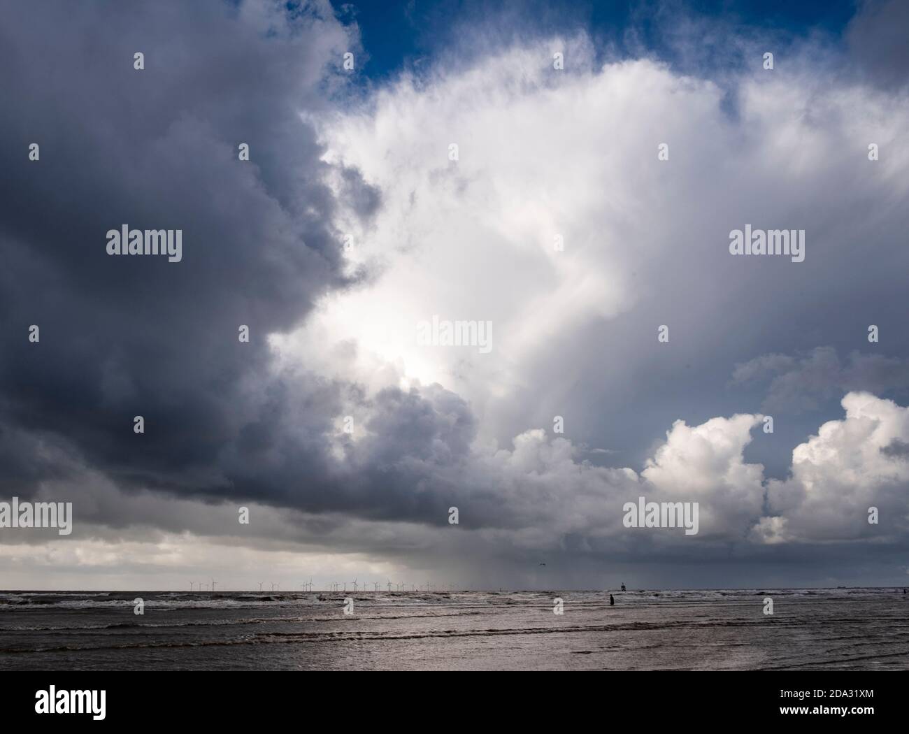 Nuages de tempête et de pluie qui donnent sur la mer d'Irlande depuis la plage et la côte de Liverpool et de Sefton. Banque D'Images