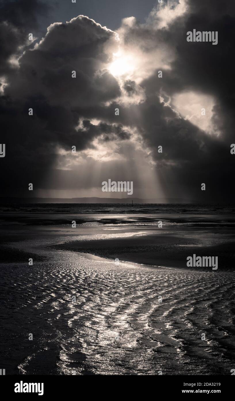 Nuages de tempête et de pluie qui donnent sur la mer d'Irlande depuis la plage et la côte de Liverpool et de Sefton. Banque D'Images