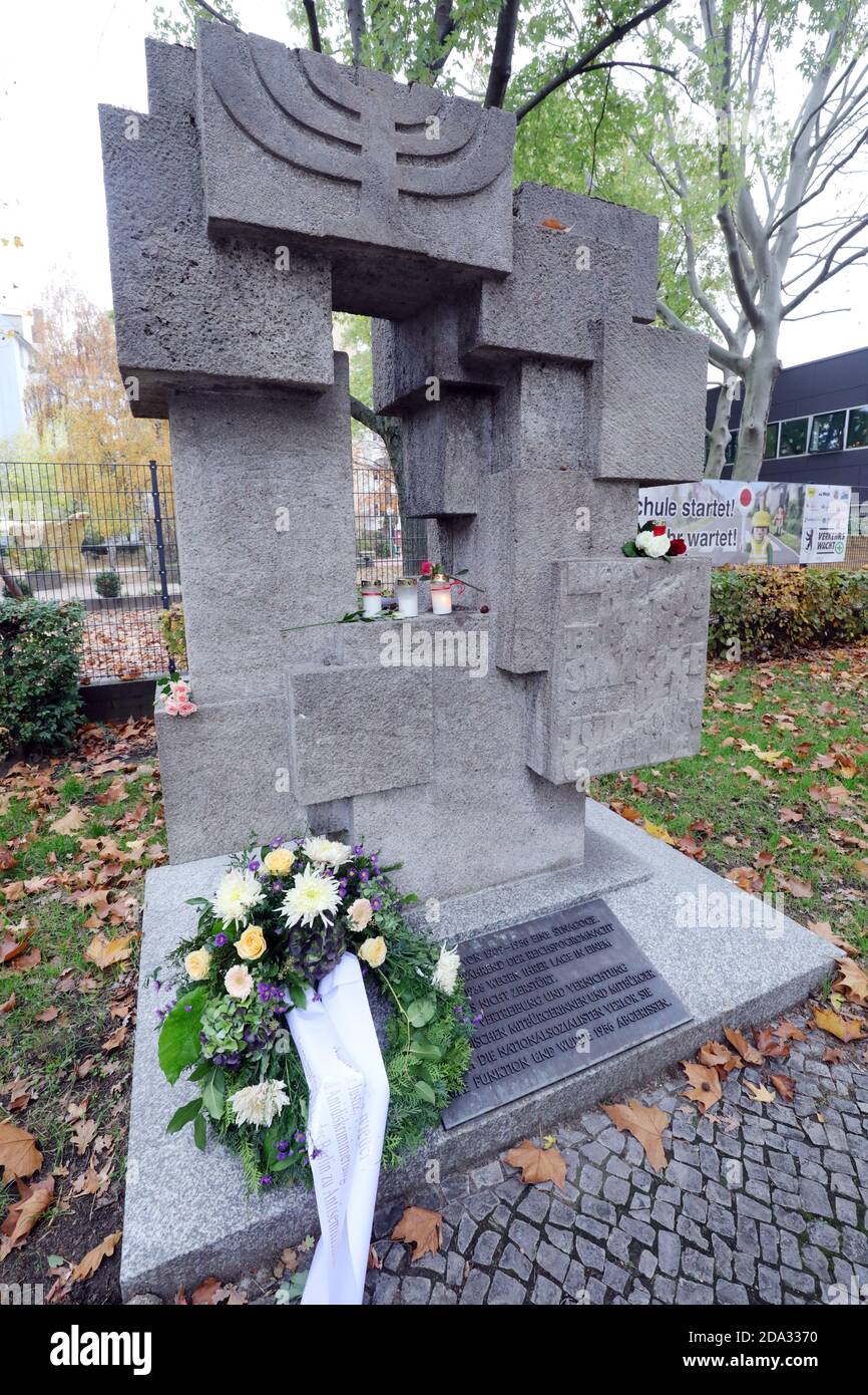Berlin, Allemagne. 09ème novembre 2020. Des fleurs et des bougies ont été posées sur la pierre commémorative de l'ancienne synagogue Schöneberg, Münchner Str., à la mémoire des victimes de la nuit du pogrom, le 9 novembre 1938. Aujourd'hui est l'anniversaire de la nuit des pogroms du 9 novembre 1938. Pendant les pogroms de novembre dans la nuit du 9 au 10 novembre 1938, les socialistes nationaux de toute l'Allemagne ont incendié des synagogues, des boutiques et des appartements juifs et ont maltraité, enlevé et assassiné des citoyens juifs. Credit: Wolfgang Kumm/dpa/Alay Live News Banque D'Images