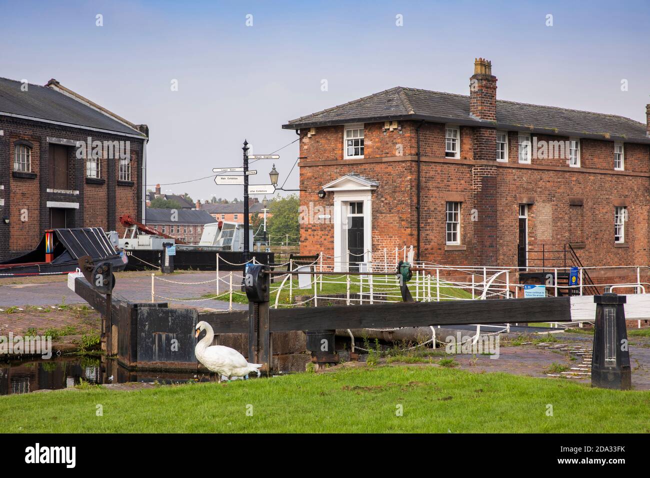 Royaume-Uni, Angleterre, Cheshire, Port d'Ellesmere, Musée national des voies navigables, cygne à côté des écluses en face de Toll House Banque D'Images