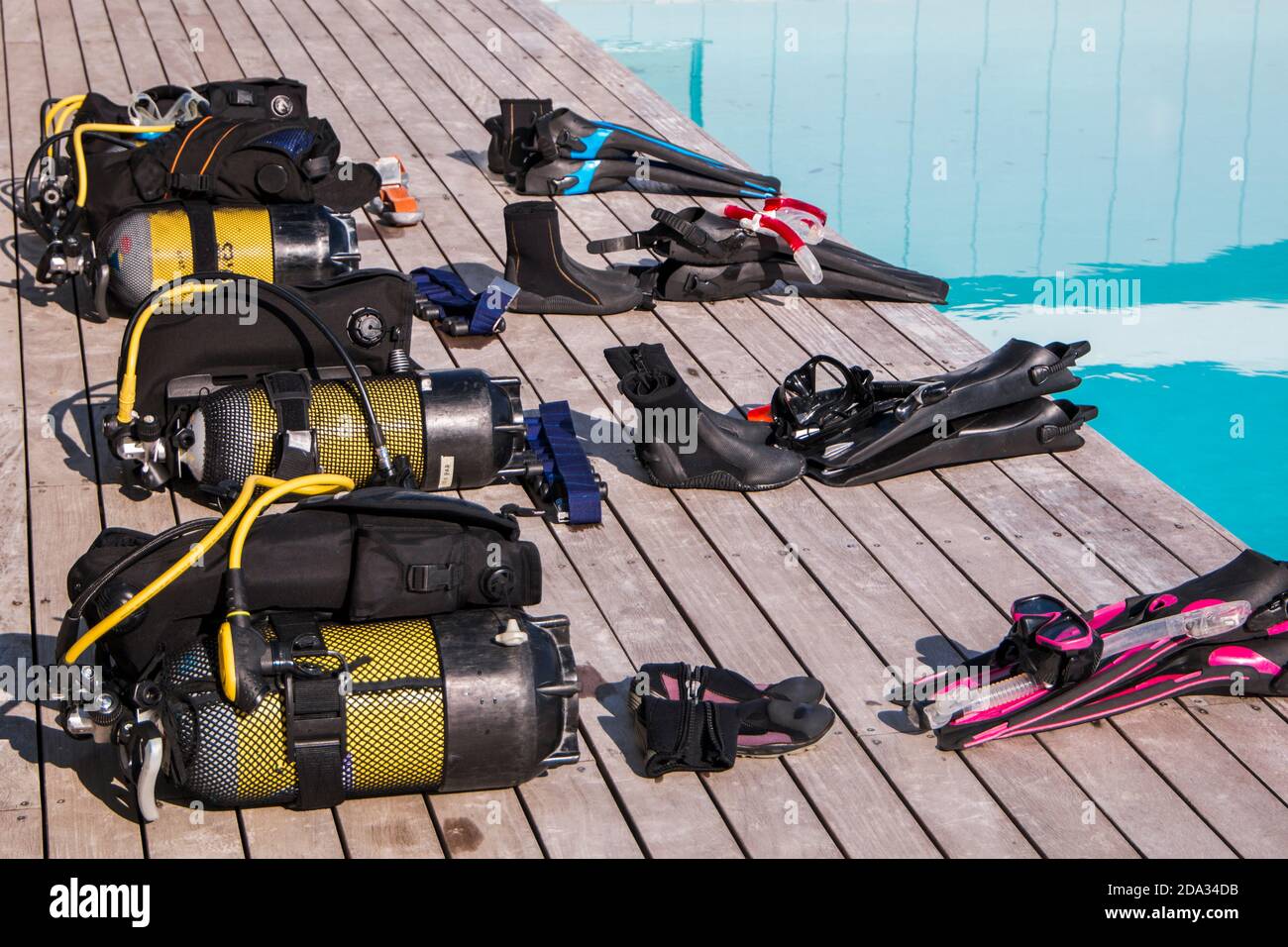 Équipement de plongée sous-marine à côté d'une piscine d'entraînement à utiliser Banque D'Images