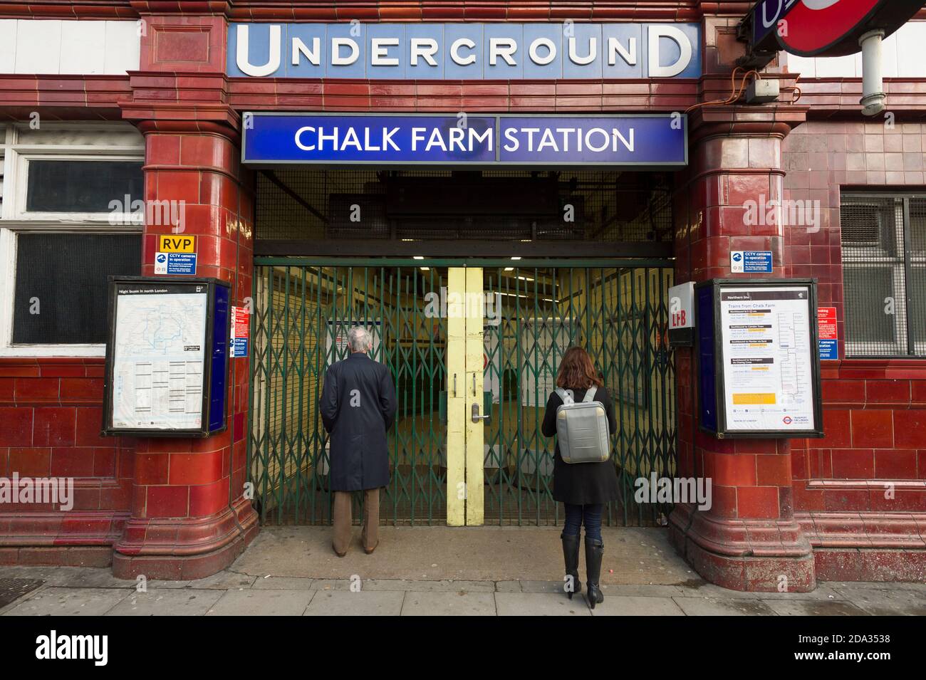 Les passagers arrivant à la station de Chalk Farm Northern Line, pour la trouver fermée le premier matin de la grève de 48 heures dans les tubes. La grève a été déclenchée par les syndicats RMT et TSSA pour protester contre la prédisposition de TFL à fermer toutes les gares et à faire en sorte que 950 employés soient licenciés. Chalk Farm, Londres, Royaume-Uni. 5 févr. 2014 Banque D'Images