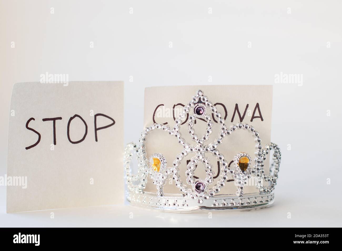 Texte STOP CORONA et modèle de couronne. Concept de coronavirus. COVID-19. Nouveau coronavirus 2019-nCoV Banque D'Images