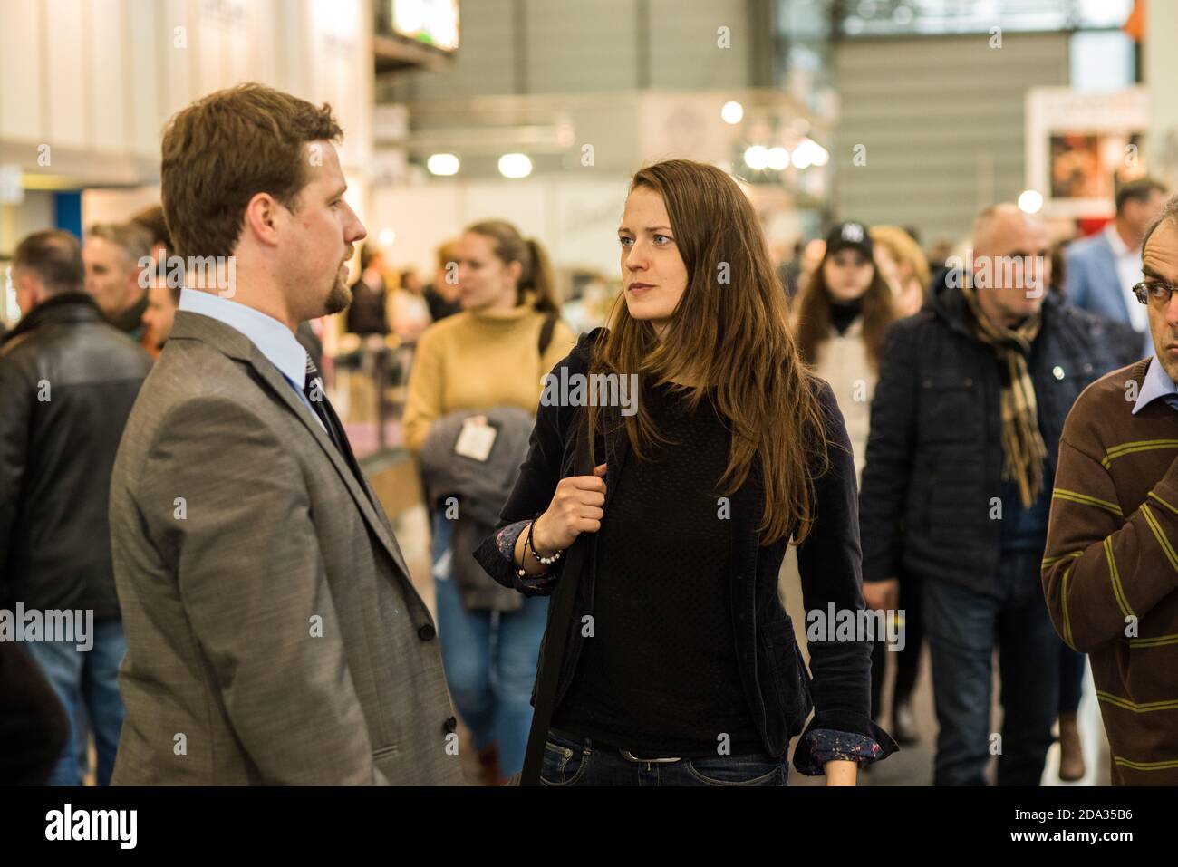 Homme et femme marchant dans la foule pour assister à un événement au centre de congrès de Brno. BVV Brno Parc des Expositions. République tchèque Banque D'Images