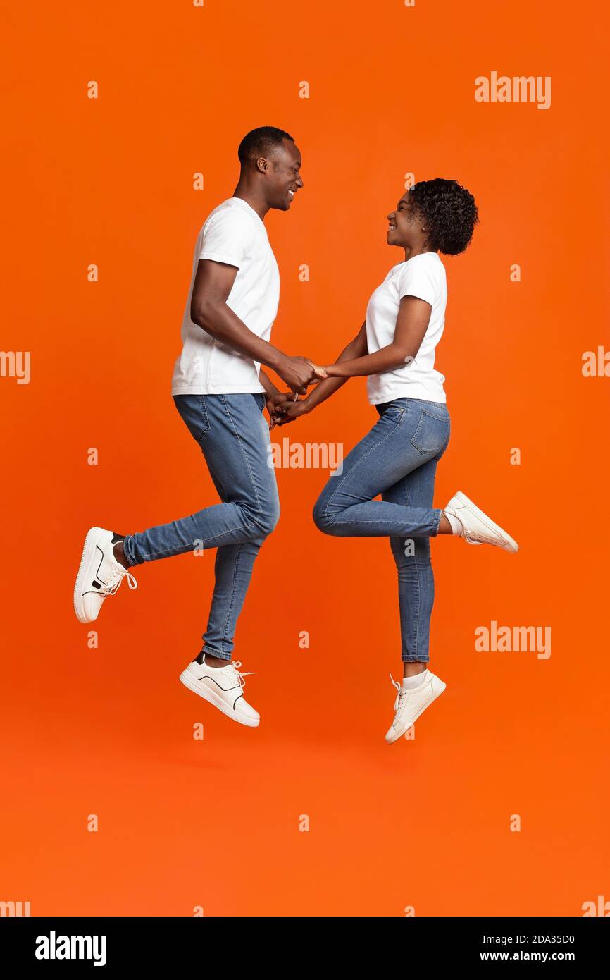 Couple Noir Amoureux Tenant Les Mains Et Sautant Vers Le Haut Photo Stock Alamy