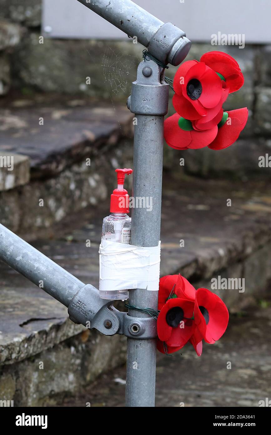 Commémoration du souvenir tenue au Cenotaph à Crickowell, Powys, pays de Galles du Sud, le 8 novembre 2020. Désinfectant pour les mains tachede la main courante vers le haut t Banque D'Images