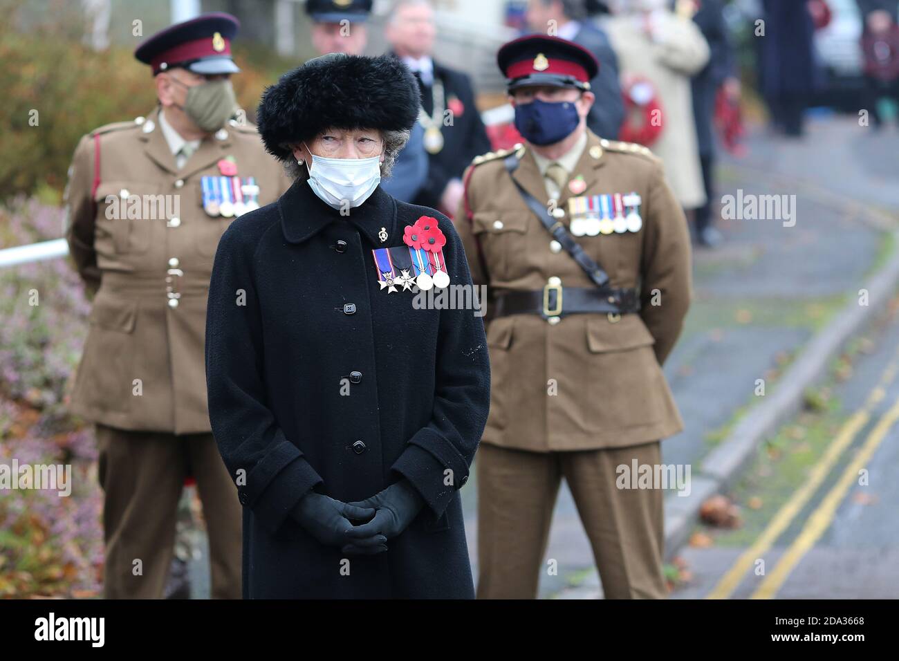 Commémoration du souvenir tenue au Cenotaph à Crickowell, Powys, pays de Galles du Sud, le 8 novembre 2020. Dame Shan Legge-Bourke et les soci militaires Banque D'Images