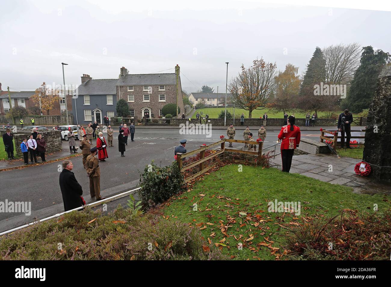 Commémoration du souvenir tenue au Cenotaph à Crickowell, Powys, pays de Galles du Sud, le 8 novembre 2020. Les gens se rassemblent au Cenotaph pour le co Banque D'Images