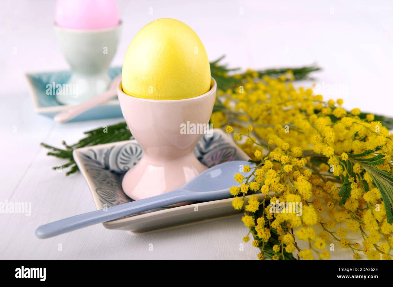 Œufs de Pâques en céramique sur table en bois Banque D'Images