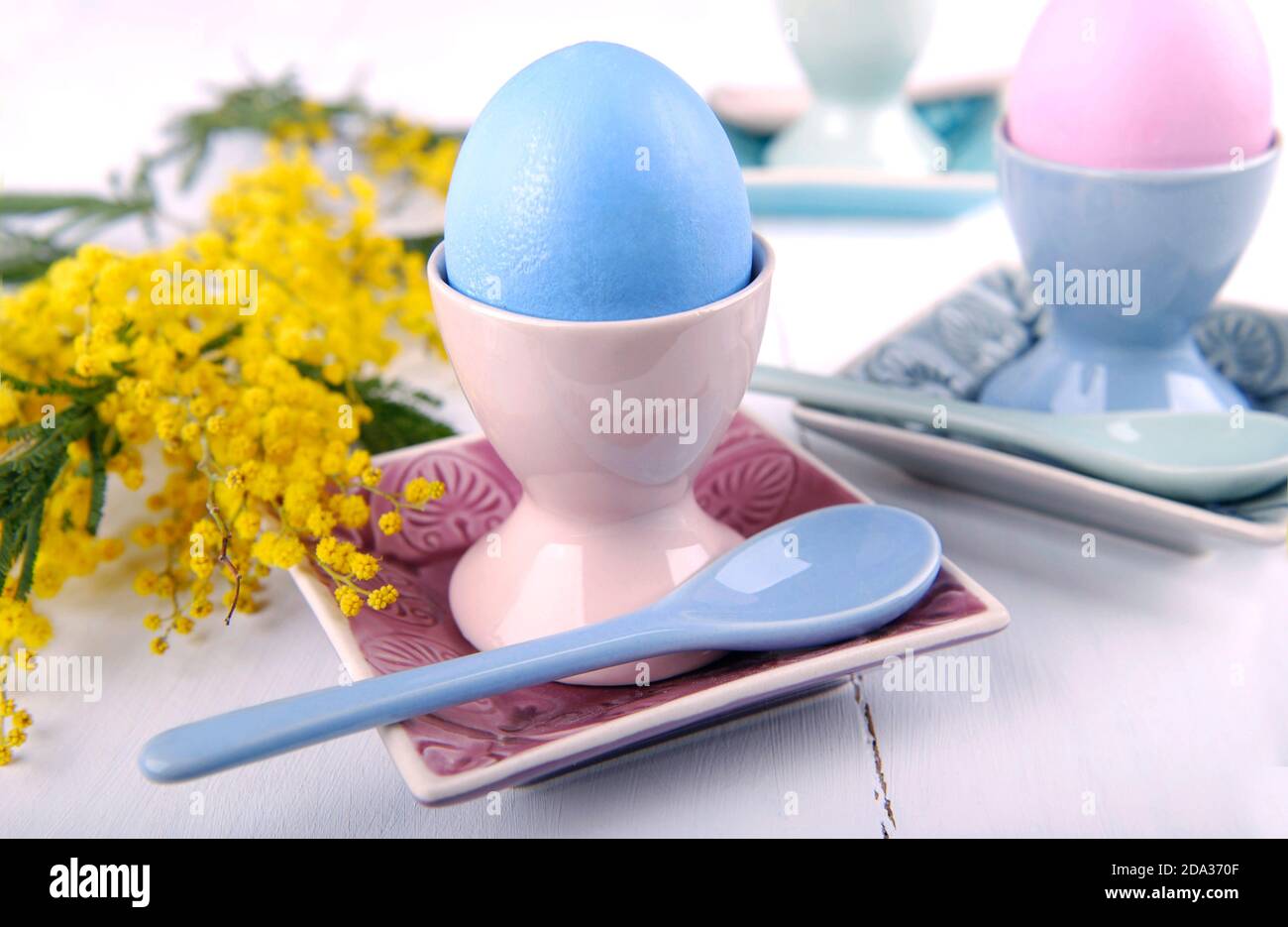 Œufs de Pâques en céramique sur table en bois Banque D'Images