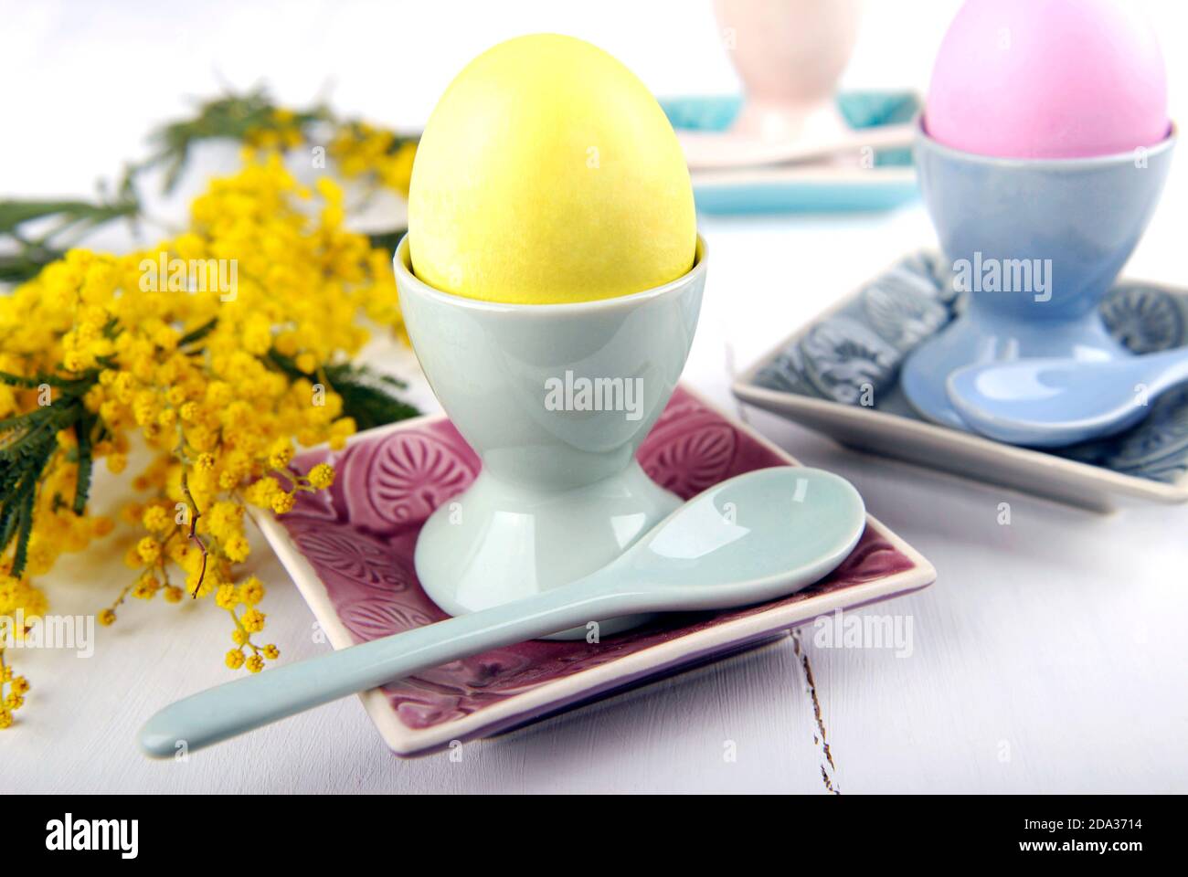 Œufs de Pâques en céramique sur table en bois Banque D'Images