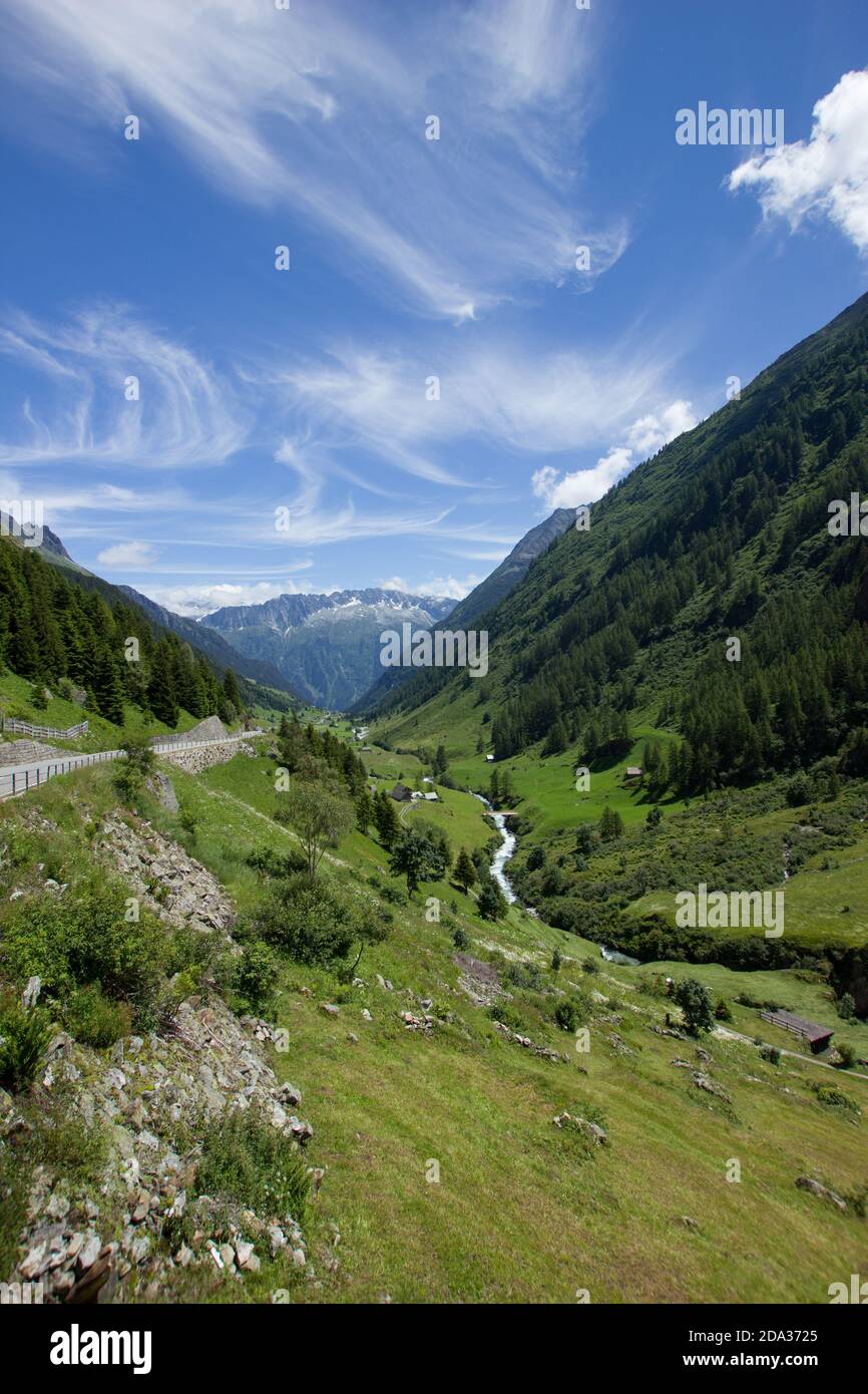 Le stenpass dans les montagnes suisses en été Banque D'Images