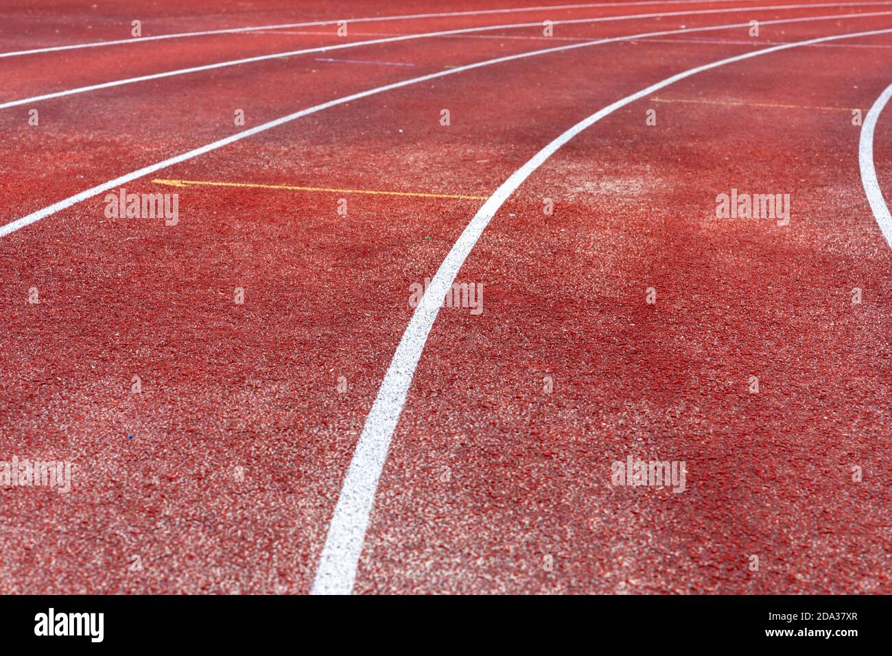 Piste rouge du stade. Tir en plein air. Banque D'Images