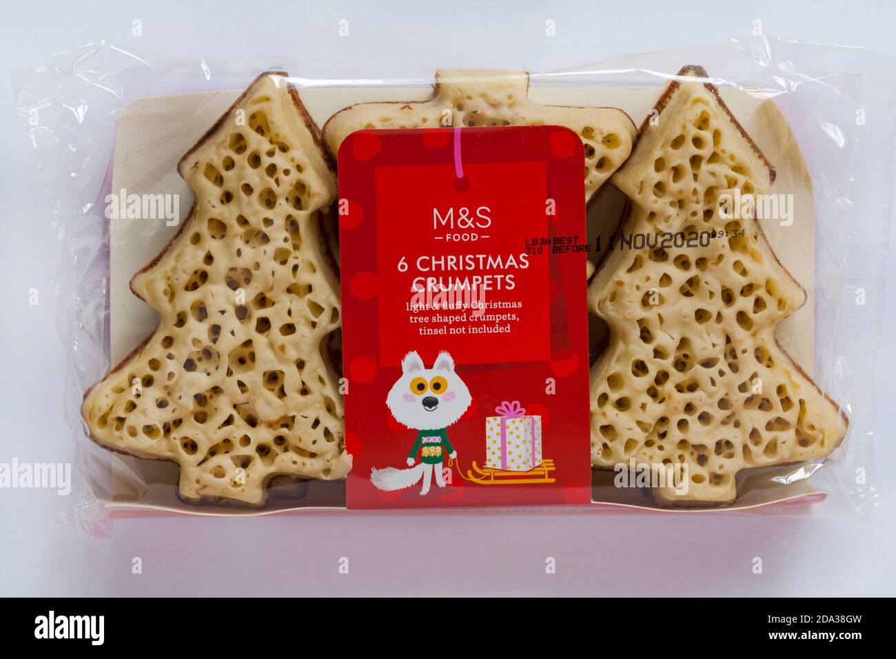 Paquet de 6 Crumets de Noël M&S, guirlande de Noël légère et moelleuse en forme d'arbre de Noël, non inclus, isolée sur fond blanc Banque D'Images Paquet de 6 Crumets de Noël M&S, guirlande de Noël légère et moelleuse en forme d'arbre de Noël, non inclus, isolée sur fond blanc Banque D'Images