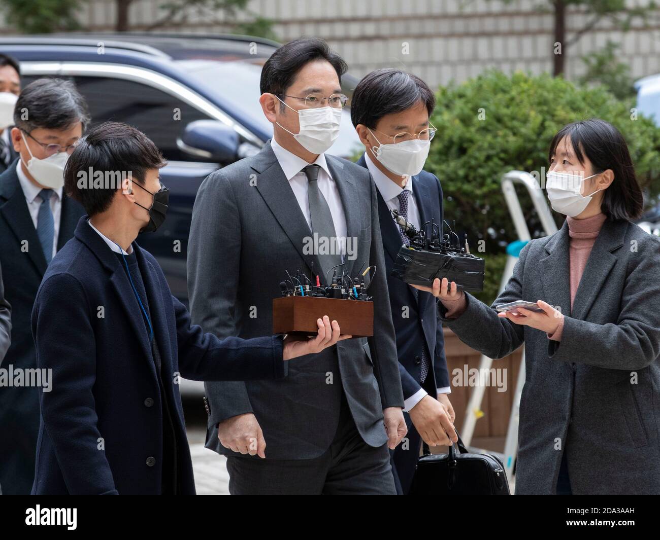 (201109) -- SÉOUL, le 9 novembre 2020 (Xinhua) -- Lee Jae-Yong (C), vice-président de Samsung Electronics, arrive à la haute Cour de Séoul, en Corée du Sud, le 9 novembre 2020. Lee a assisté à une audience ici, lundi, alors que la Cour suprême avait ordonné à la cour d'appel, en août dernier, de revoir sa condamnation avec sursis pour Lee. (Photo de Lee sang-ho/Xinhua) Banque D'Images