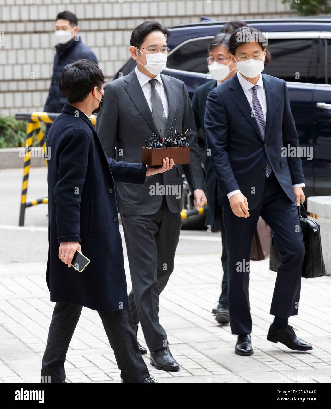 (201109) -- SÉOUL, le 9 novembre 2020 (Xinhua) -- Lee Jae-Yong (C), vice-président de Samsung Electronics, arrive à la haute Cour de Séoul, en Corée du Sud, le 9 novembre 2020. Lee a assisté à une audience ici, lundi, alors que la Cour suprême avait ordonné à la cour d'appel, en août dernier, de revoir sa condamnation avec sursis pour Lee. (Photo de Lee sang-ho/Xinhua) Banque D'Images